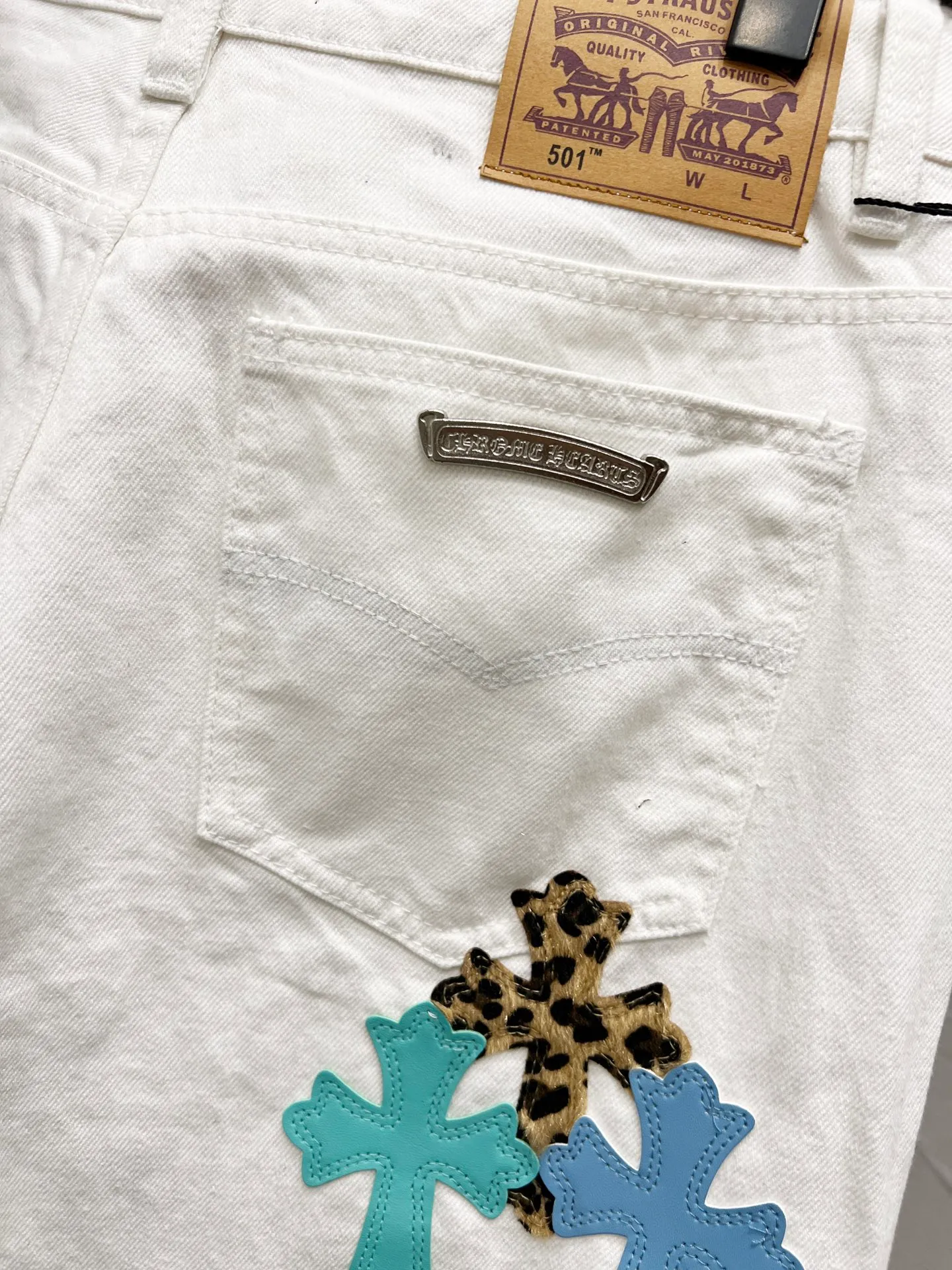 P240 Style number: [M915] Chrome hearts & Chrome hearts 25ss blue leopard print cross patch leather jeans Chrome hearts’ logging pants are here! ! ! CH Croix Heart Double Knee Cross Patch Leather Bo1 Style Logging Pants Straight-leg Work Pants B136 Croix Heart Cross Sanskrit Overalls Price 24W Level, patchwork cross pattern embellishment, high-waisted washed jeans! ! Absolutely high-end luxury products, 1.9W level god-level single products, super popular products, made by top heavy industry, not to be missed. About Zangyin, this is an extremely luxurious fashion brand, which can also be called the nobles of the high street. It has always been an exclusive brand of some hipsters or rich second generation. Compared with ordinary high streets, it is more luxurious and noble. Compared with luxury brands, it has a more fashionable personality and has always been a brand that I have a special liking for. Imported yarn is custom-woven into high-density twill canvas, which ensures a crisp silhouette while also making the fabric feel very delicate. It follows the B01 classic silhouette, with a crisp and stylish upper body. The ready-made garments are stone-ground and fermented and washed, so they can be matched with any style. Buttons and zinc-brushed washable genuine YKK retro metal products. Double-layered canvas on the front. Perfect details. All hardware is perfect. Size: 30-32-34-36 Color: white pants, blue leather, leopard print